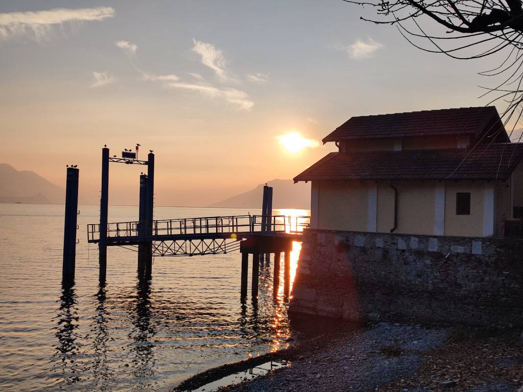 Dall'imbarcadero di Maccagno, i colori di un tramonto sul lago