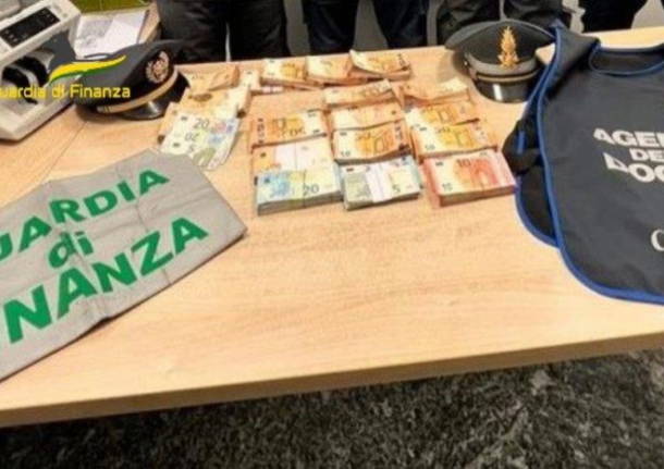 guardia di finanza como agenzia dogane sequestro valuta