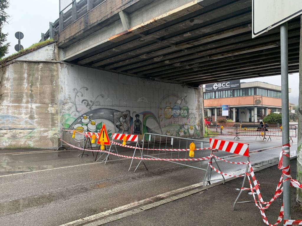 Il ponte di Buguggiate chiuso