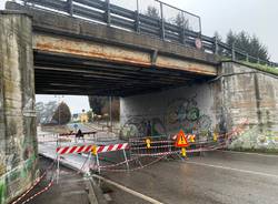 Il ponte di Buguggiate chiuso