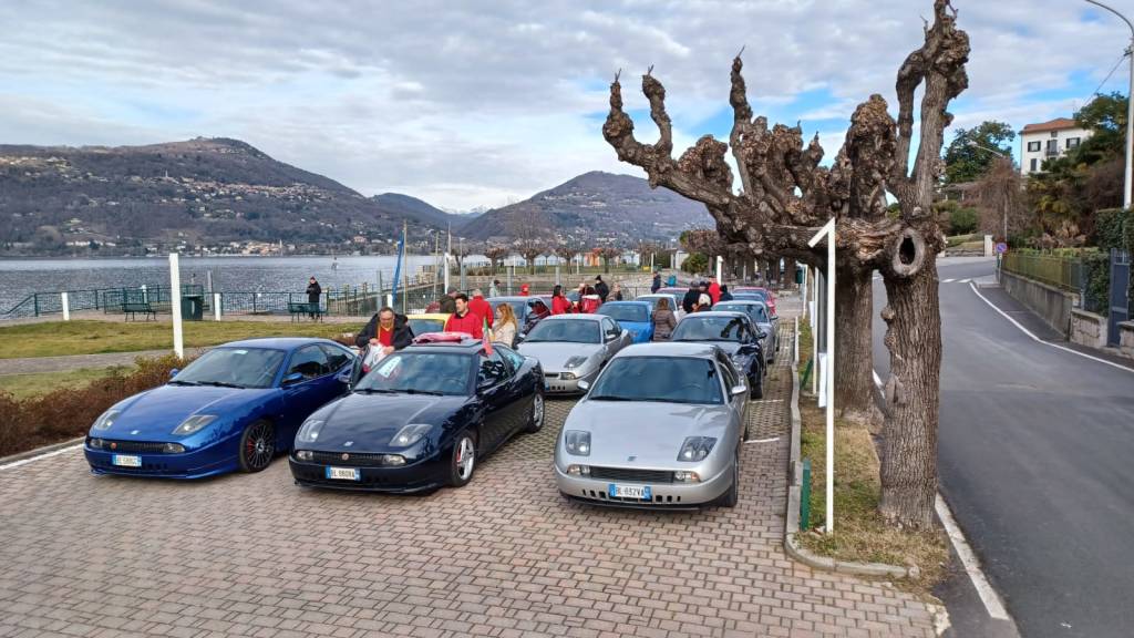 Il raduno delle Fiat coupé al molo di Ranco