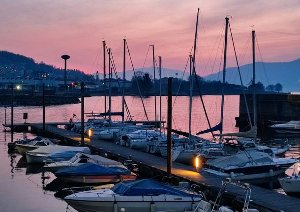 Il tramonto si tinge di rosa al porto nuovo di Luino