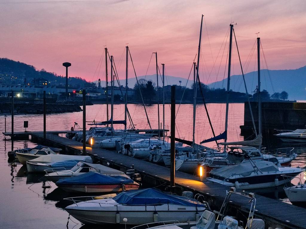Il tramonto si tinge di rosa al porto nuovo di Luino