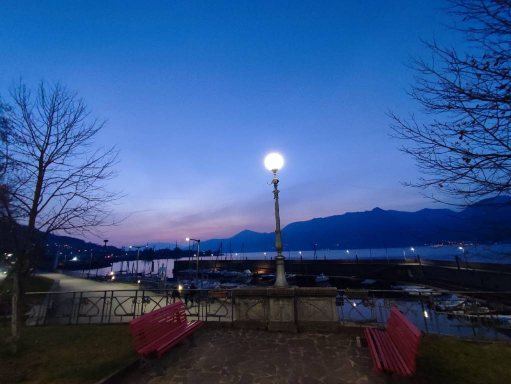 Il tramonto si tinge di rosa al porto nuovo di Luino