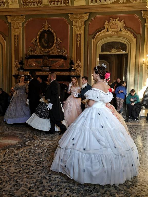 In salone Estense a Varese il gran ballo dell'800