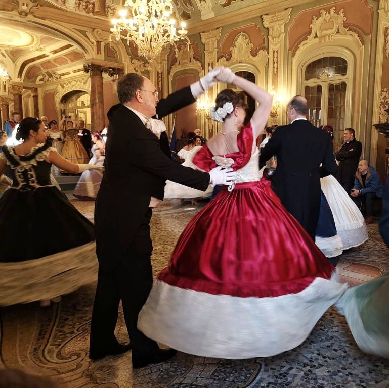 In salone Estense a Varese il gran ballo dell'800