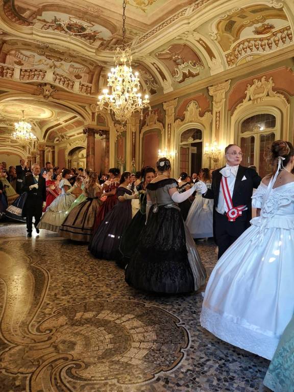 In salone Estense a Varese il gran ballo dell'800