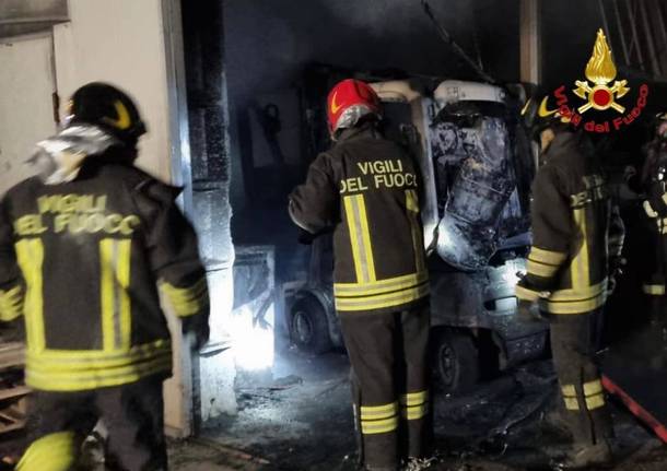 Incendio a Castano Primo, intervento dei vigili del fuoco