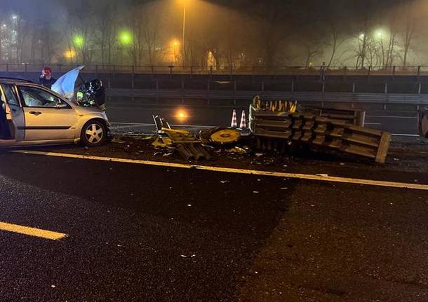 Incidente sull'A8 a Legnano, auto contro il guardrail 