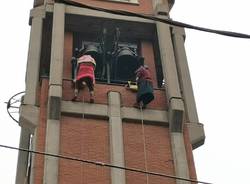 La befana di Castellanza scende dal campanile 