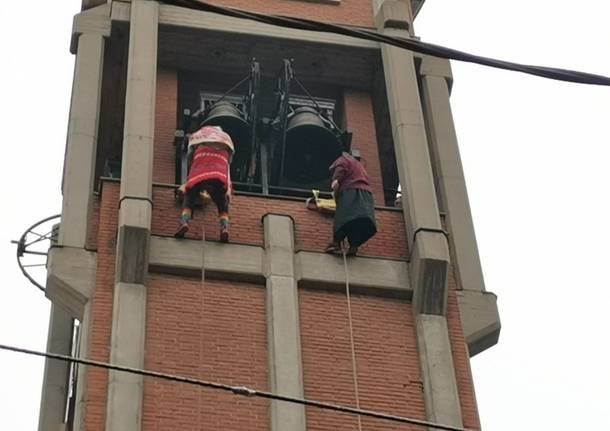 La befana di Castellanza scende dal campanile 