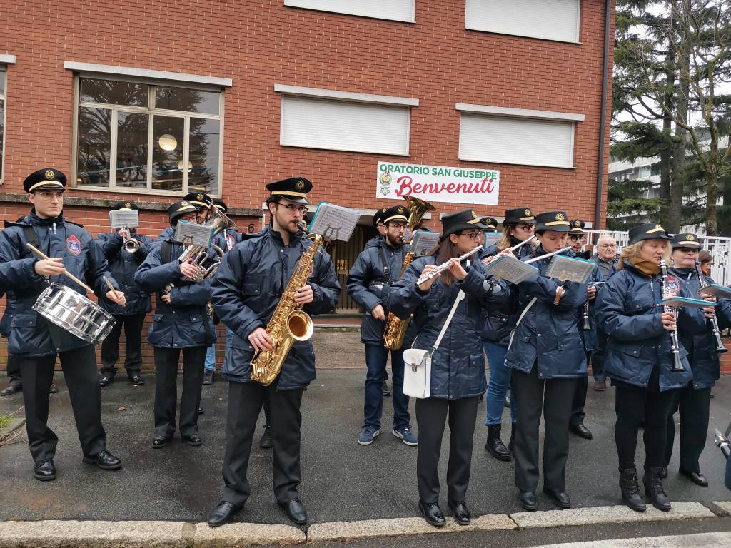 La befana di Castellanza scende dal campanile 