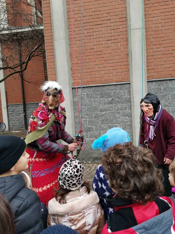 La befana di Castellanza scende dal campanile 