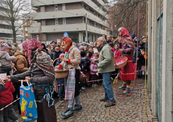 La befana di Castellanza scende dal campanile 