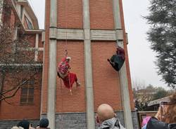 La befana di Castellanza scende dal campanile 