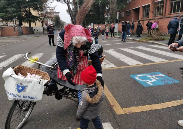 La befana di Castellanza scende dal campanile 