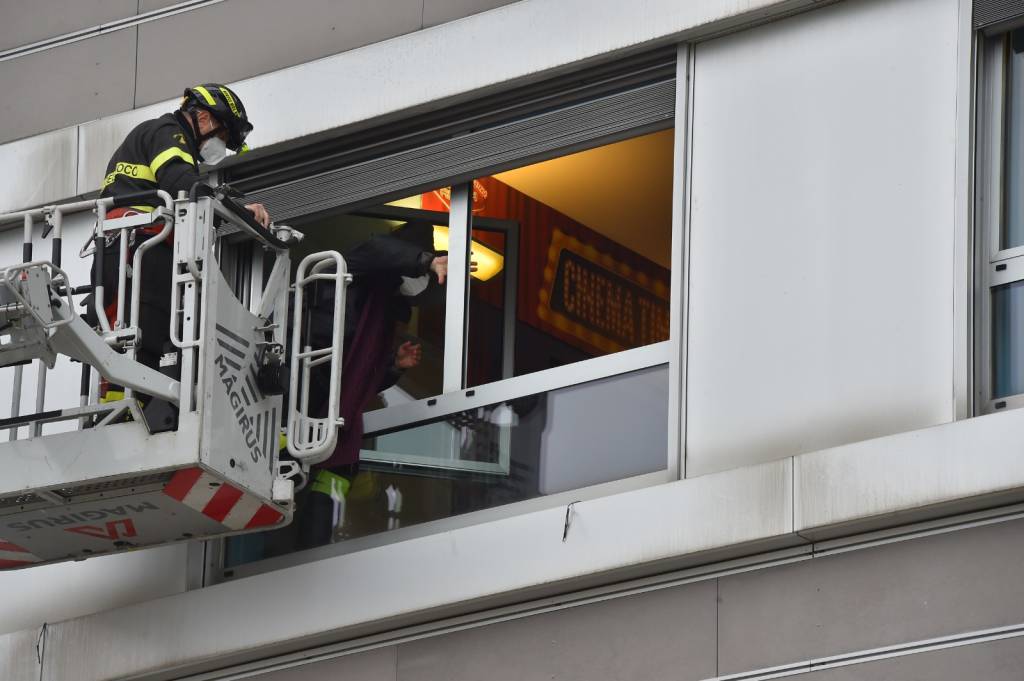 La Befana in ospedale arriva con l'autoscala dei vigili del fuoco di Legnano e Magenta
