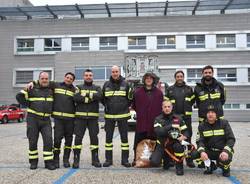 La Befana in ospedale arriva con l'autoscala dei vigili del fuoco di Legnano e Magenta