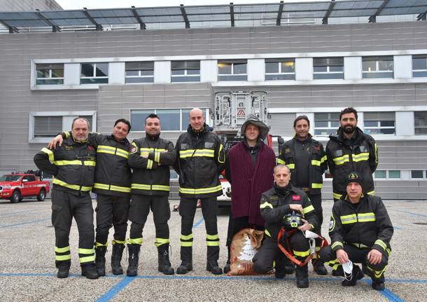 La Befana in ospedale arriva con l'autoscala dei vigili del fuoco di Legnano e Magenta