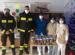 La Befana in ospedale arriva con l'autoscala dei vigili del fuoco di Legnano e Magenta