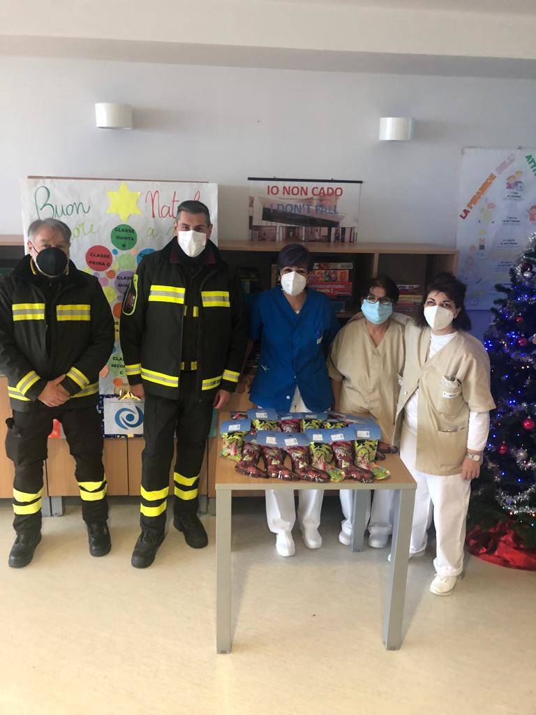 La Befana in ospedale arriva con l'autoscala dei vigili del fuoco di Legnano e Magenta