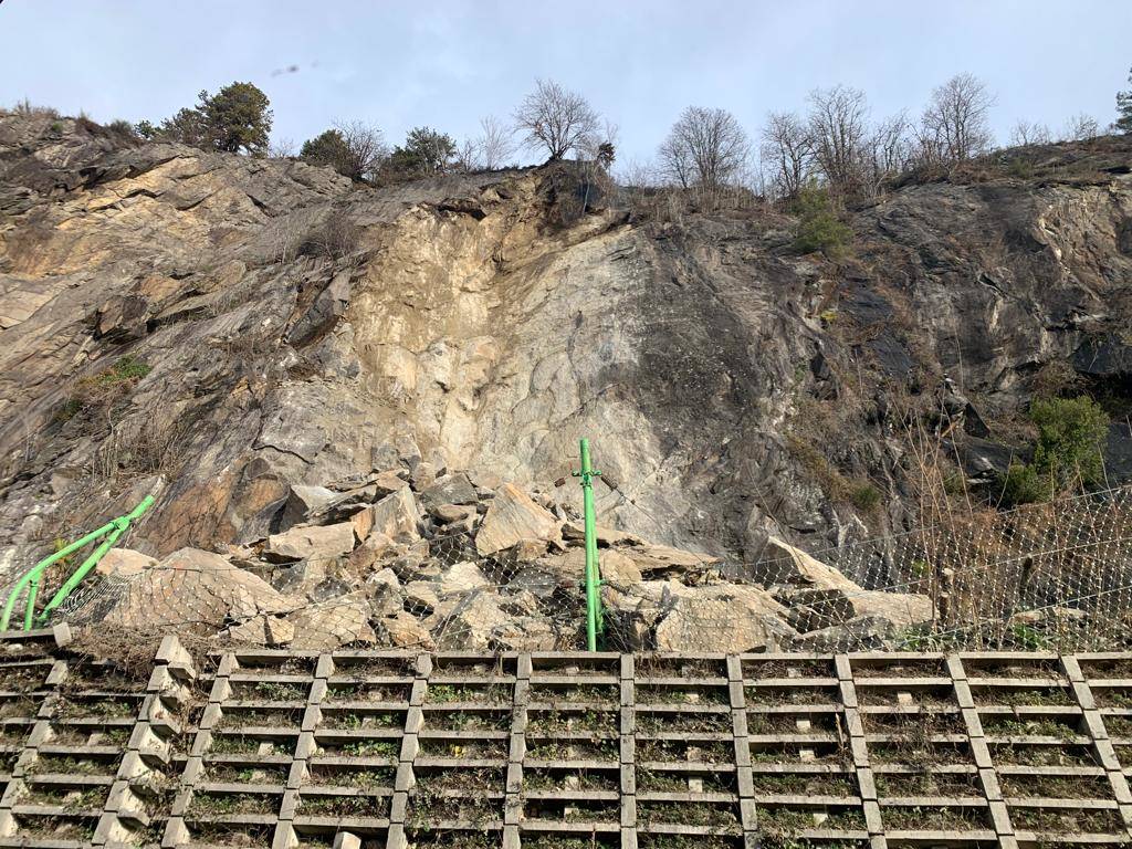La frana contro il condominio di Luino