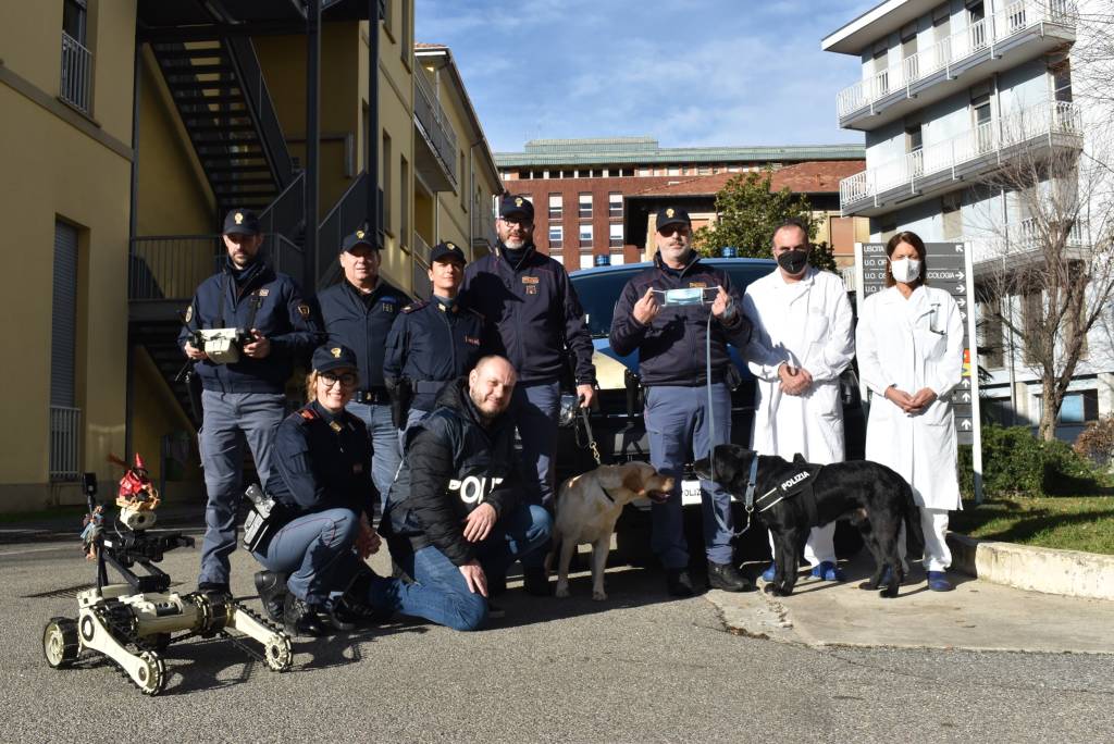 La polizia porta regali e sorprese ai bambini ricoverati nel reparto pediatrico dell'ospedale di Busto Arsizio