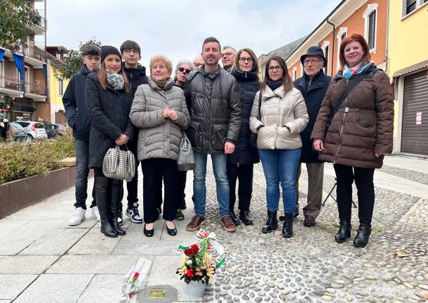 La posa della pietra d'inciampo in ricordo di Amedeo Magnaghi a Samarate