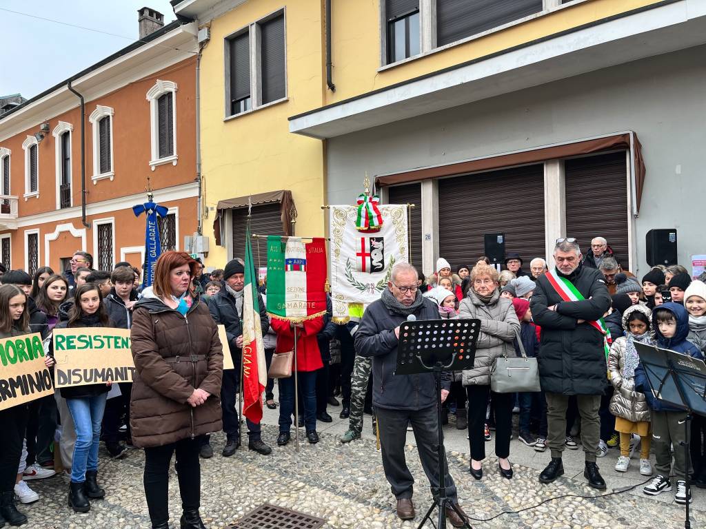 La posa della pietra d'inciampo in ricordo di Amedeo Magnaghi a Samarate