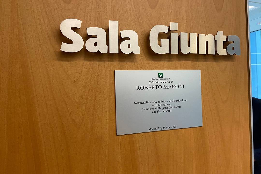 La targa posta nella Sala Giunta di Palazzo Lombardia a Milano 