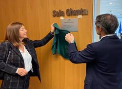 La targa posta nella Sala Giunta di Palazzo Lombardia a Milano 