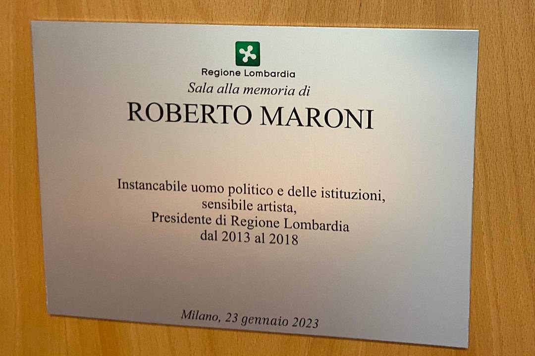 La targa posta nella Sala Giunta di Palazzo Lombardia a Milano 