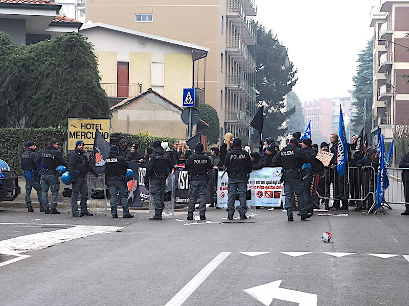 "No alla sfilata, assassini": gli animalisti protestano a Saronno