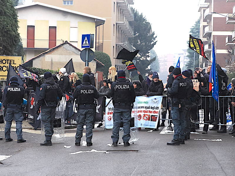 "No alla sfilata, assassini": gli animalisti protestano a Saronno