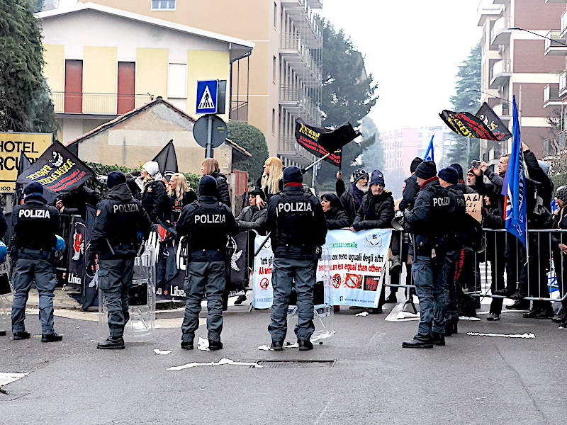 "No alla sfilata, assassini": gli animalisti protestano a Saronno