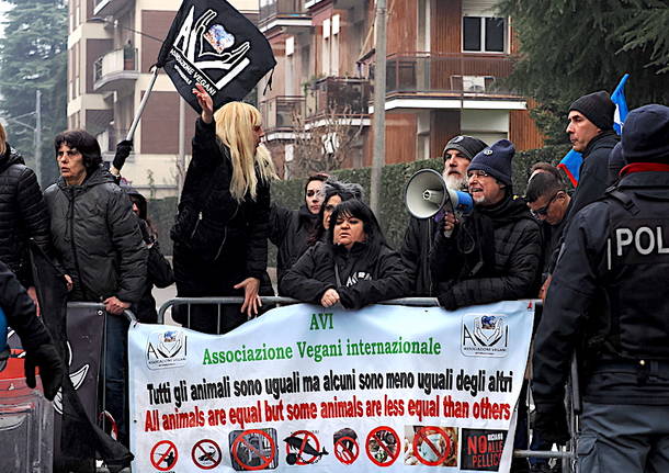 “No alla sfilata, assassini”: gli animalisti protestano a Saronno
