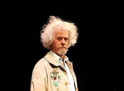 Paolo Migone e il suo impermeabile strappano il sorriso al Teatro di Varese