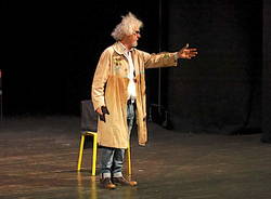 Paolo Migone e il suo impermeabile strappano il sorriso al Teatro di Varese