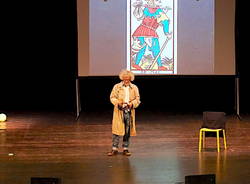 Paolo Migone e il suo impermeabile strappano il sorriso al Teatro di Varese