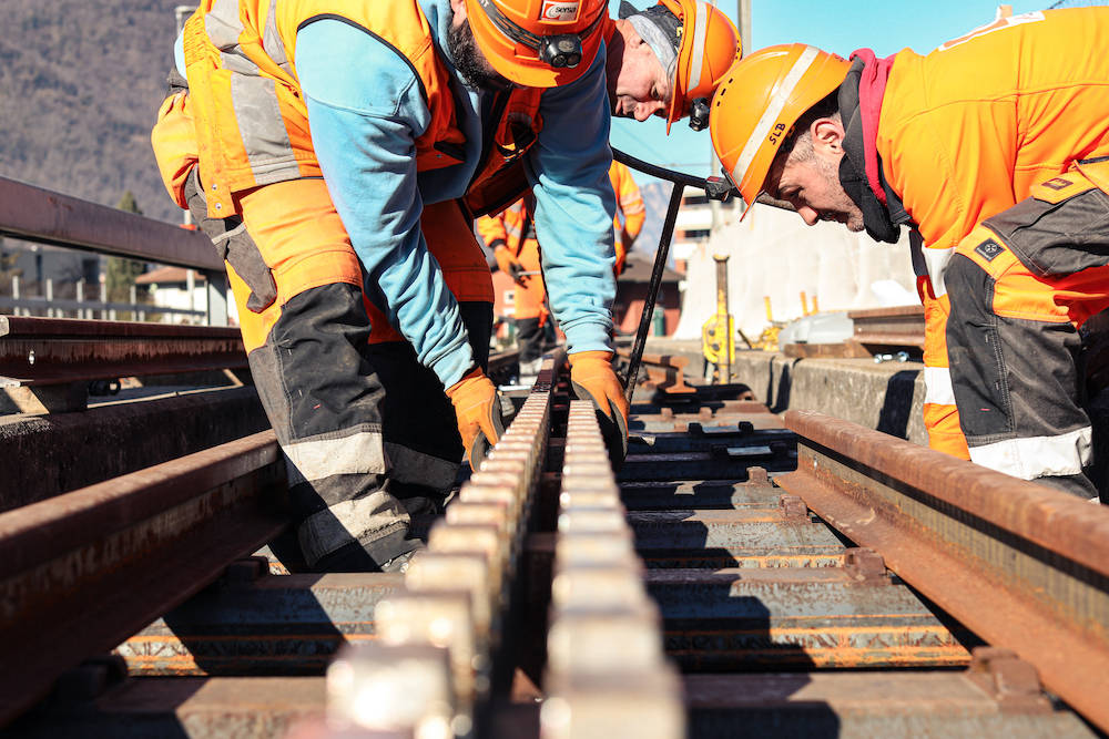 Posato l'ultimo pezzo del nuovo binario della Ferrovia Monte Generoso