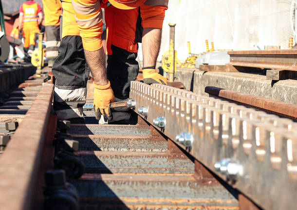 Posato l’ultimo pezzo del nuovo binario della Ferrovia Monte Generoso