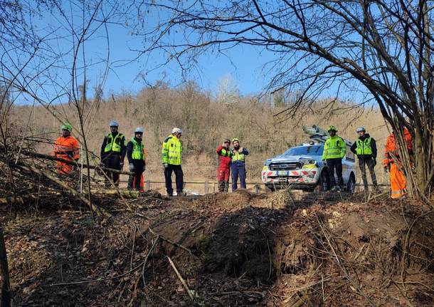 Intervento di pulizia delle sponde del torrente Lanza a Cantello e Malnate