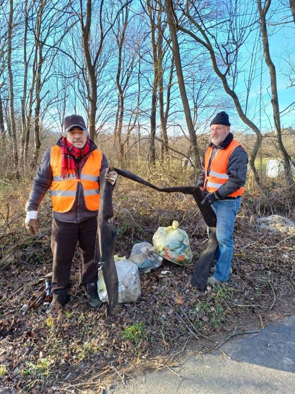 Puliamo il territorio, i volontari a Sangiano 