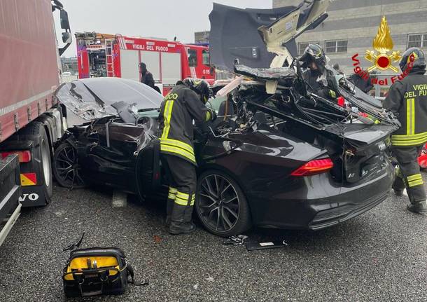 Scontro tra auto e mezzo pesante ad Origgio sull'A9. Gravissimo un uomo di 55 anni