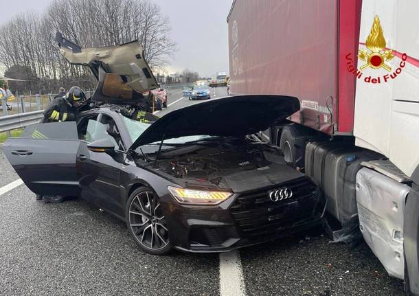 Scontro tra auto e mezzo pesante ad Origgio sull'A9. Gravissimo un uomo di 55 anni