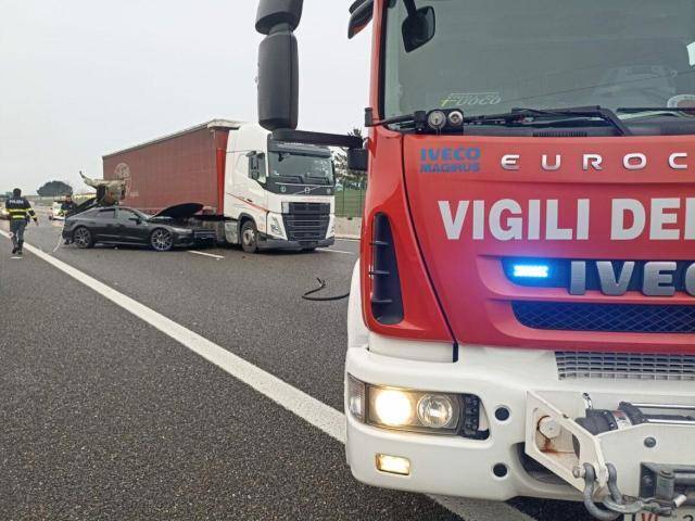 Scontro tra auto e mezzo pesante ad Origgio sull'A9. Gravissimo un uomo di 55 anni