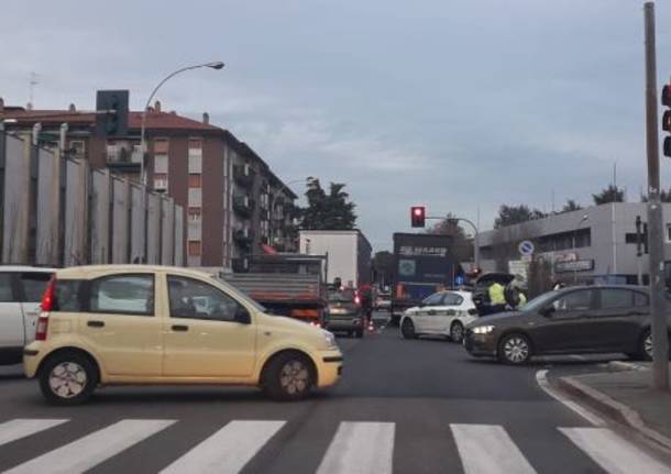 traffico in tilt su viale cadorna