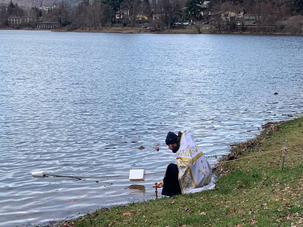 Valganna - Il battesimo ortodosso 2023 nel lago di Ghirla