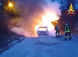 Alba di fiamme a Gemonio, due auto completamente bruciate