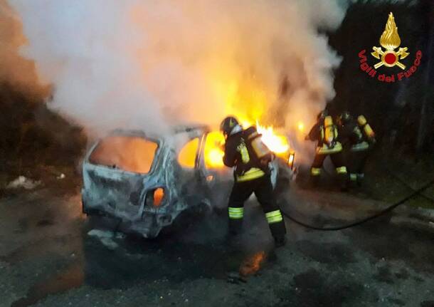 Alba di fiamme a Gemonio, due auto completamente bruciate